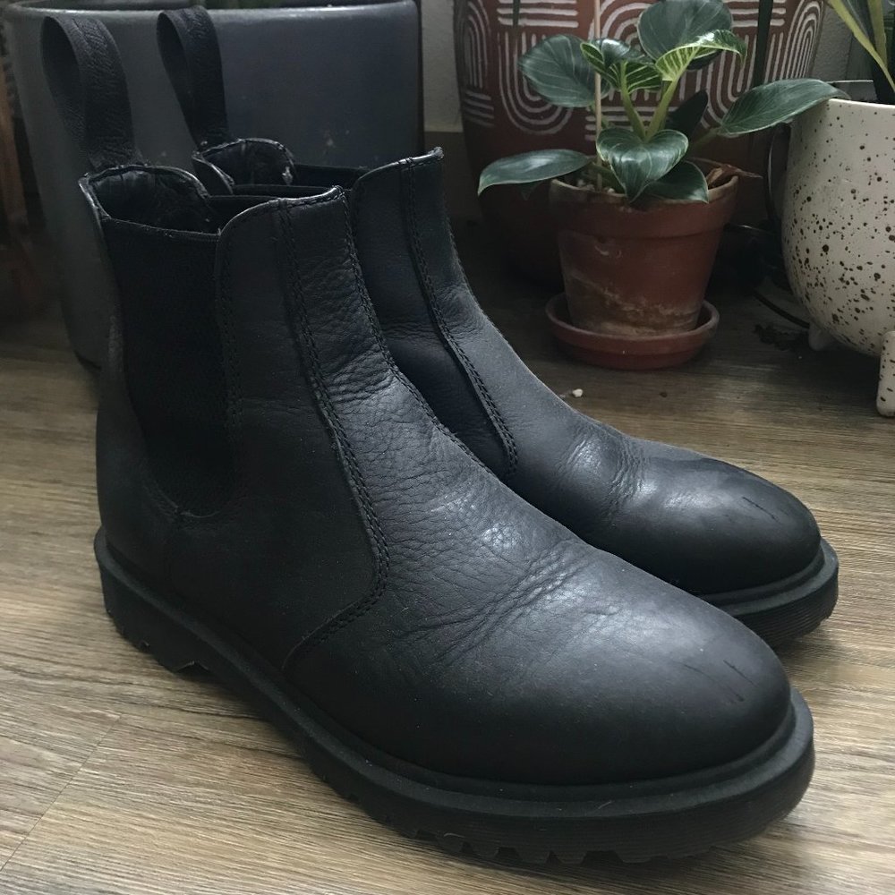 2976 Chelsea Dr Marten Boots (size 9)